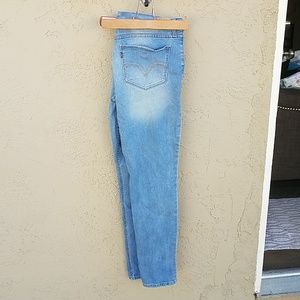 Womens light wash Levi skinny jeans
